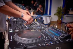5 Reasons to choose Professional DJs